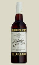 Sherry Hidalgo Amontillado Medium 0,75 l - Hidalgo Cl�sica Amontillado besticht durch sein komplexes und elegantes Aroma nach getrockneten Fr�chten. Im Geschmack gibt er sich halbtrocken und lang im Abgang. Idealerweise wird er im Weinglas al...