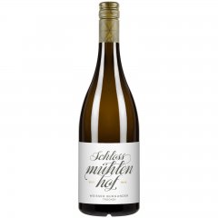 Weingut Schlossm�hlenhof Wei�er Burgunder QW Trocken 0,75 l - Opulenter, volumin�ser Wein mit sch�nem Duft nach gelben Fr�chten. Den Wein zeichnet eine belebende Frische aus, welche durch ein ausgewogenes S��e-S�ure-Spiel unterst�tzt wird.