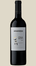 Anakena Ultra Premium Range ONA Syrah 0,75 l - Der Wein ist tiefrot und liegt elegant und komplex in der Nase. Heidelbeer- und Brombeeraromen, leichte Gew�rzt�ne und dunkle Schokolafe runden den Geschmack ab. Ein reifer Wein, reich und leicht am...