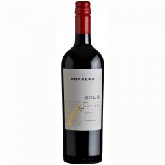 Anakena Merlot Indo 0,75 l - Die tiefrote Farbe mit Aromen von schwarzen Fr�chten, Nelken und Tabak zeichnet diesen sch�nen Merlot Reserva aus. Eine perfekte Balance aus Frucht und Eiche, glatt und samtig.