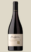Anakena Single Vineyard Range Pinot Noir 0,75 l - Runbinrot in seiner Farbe, pr�sentiert sich der Pinot Noir mit intensiven und komplexen Aromen von Kirschen, Erdbeeren und einem Hauch von Rose. Am Gaumen wirkt er ausgedehnt und balanciert mit seiden...