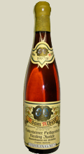 Hattenheimer Heiligenberg 1967er Riesling Auslese 0,7 l - Weinrarit�t Hattenheimer Heiligenberg 1967er Riesling Auslese 0,7 l  Der Wein wurde 2008 qualitativ �berpr�ft, original neu verkorkt und versiegelt.