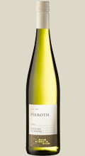 Weingut Pieroth Riesling QbA Feinherb 0,75 l - Dieser halbtrockene Riesling pr�sentiert sich lebendig frisch mit einer opulenten Aromenvielfalt. In der Nase reife Pfirsiche und saftige Aprikosen. Am Gaumen frisch und knackig mit einer pikanten Kr�...