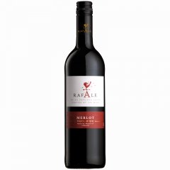Rafale Merlot IGP Pays dOc 0,75 l - Rubinrote Farbe. In der Nase ist der Wein blumig und w�rzig (Zeder; reife Waldbeeren). Im Mund ist er leicht und rund mit feinen Tanninen und Pfeffer- und Vanillenoten.