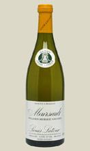 Louis Latour Premiers crus Mersault A.C. Blanc 0,75 ltr. - S�dlich von Pommard und Volnay gelegen genie�t die Ortschaft Meursault eine ideale Beschaffenheit des Bodens. Dieser steinige und kalkhaltige Boden tr�gt zur raffinierten Finesse der Meursault Weine b...